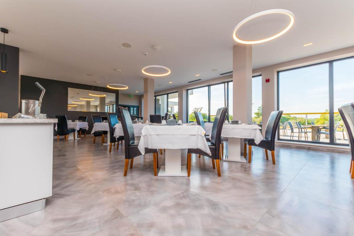 Hotel Delfin Lanterna Tar-Vabriga Eksteriør billede