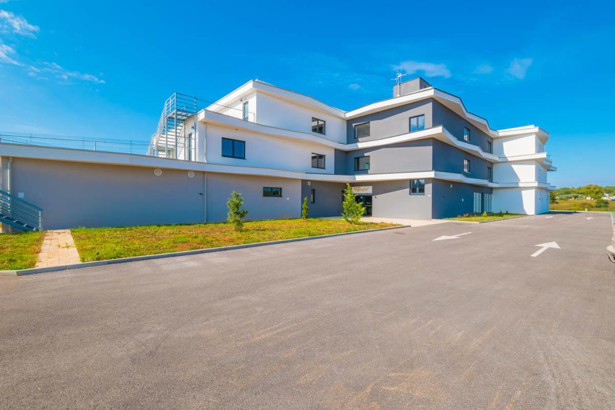 Hotel Delfin Lanterna Tar-Vabriga Eksteriør billede