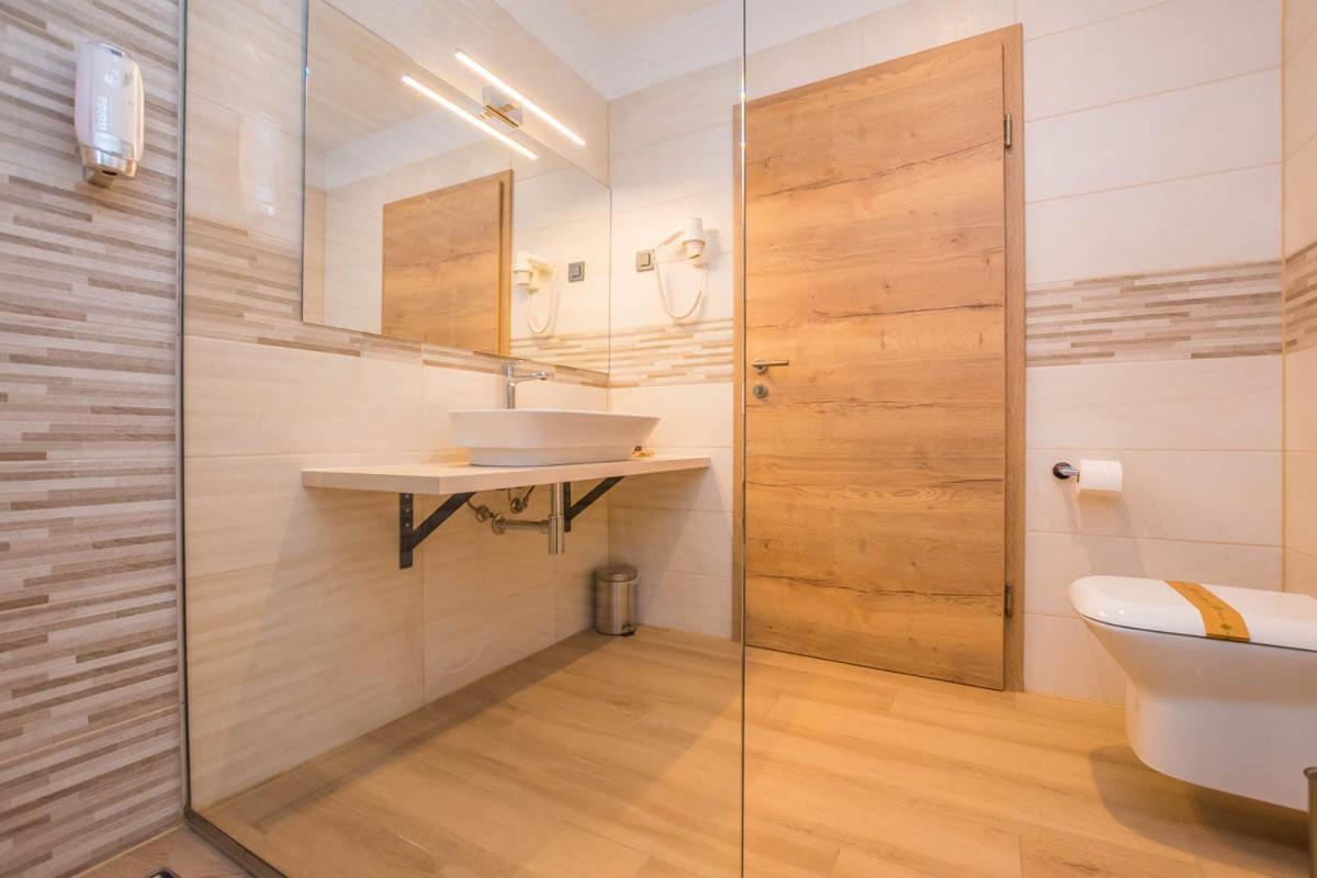 Hotel Delfin Lanterna Tar-Vabriga Eksteriør billede